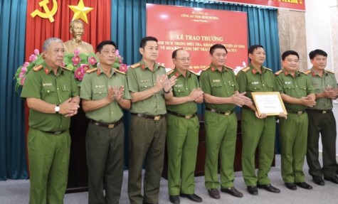 Khen thưởng Công an TX.Bến Cát xóa sổ đường dây ma túy trước ngày bầu cử