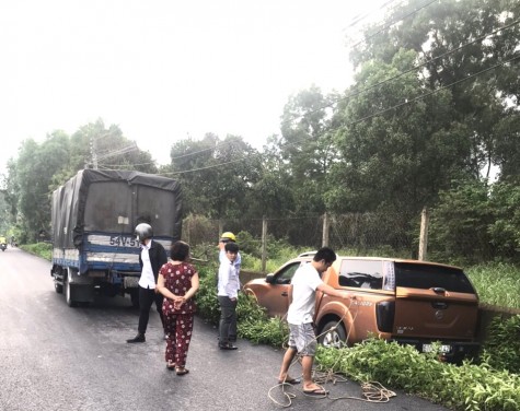 Ô tô mất lái lao xuống mương nước, may mắn không ai bị thương