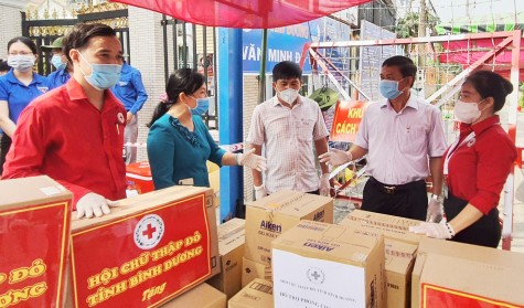 Thăm và trao quà hỗ trợ lực lượng làm công tác phòng, chống dịch bệnh và người dân trong khu cách ly