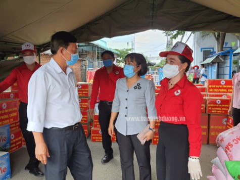 Thăm, trao quà hỗ trợ lực lượng làm công tác phòng chống dịch và người dân trong khu cách ly y tế