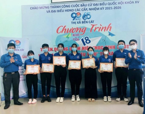 Thị đoàn Bến Cát: Tuyên dương học sinh và giáo viên trẻ tiêu biểu