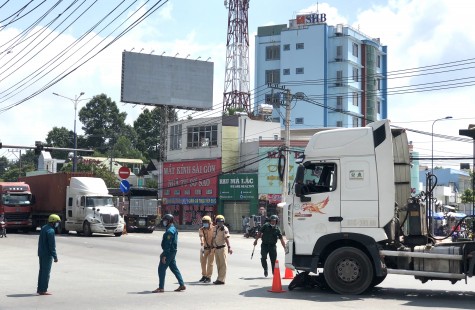 Va chạm xe đầu kéo, một người tử vong