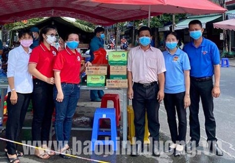 Phường Tân Đông Hiệp, TP.Dĩ An: Tặng nhu yếu phẩm cho điểm cách ly