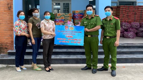 Chi đoàn phòng cảnh sát điều tra tội phạm về ma túy công an tỉnh:  Tặng nhu yếu phẩm cho người dân tại khu vực cách ly