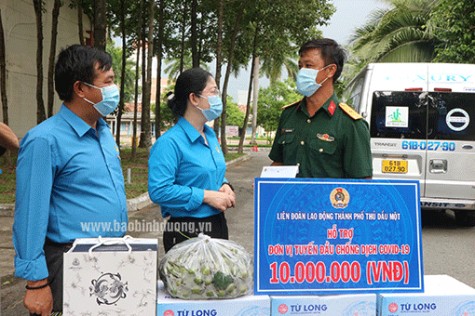 Thăm hỏi, trao tiền hỗ trợ tuyến đầu chống dịch