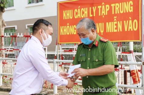 Lãnh đạo LĐLĐ tỉnh tiếp tục thăm hỏi, tặng quà tuyến đầu chống dịch Covid-19