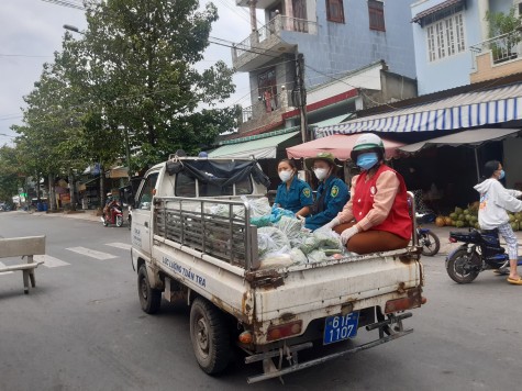 Áo đỏ “xông pha”  giữa mùa dịch