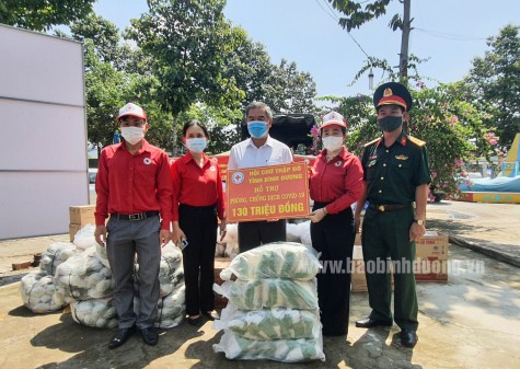 Trao hàng hóa hỗ trợ lực lượng phòng chống dịch và người dân ở khu vực bị cách ly y tế