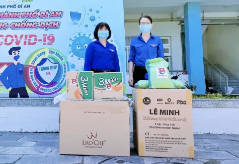 Thành đoàn Dĩ An trao 10.000 khẩu trang tại khu phong tỏa y tế