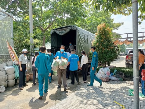 Tình cảm người Dầu Tiếng gửi trao người dân khu cách ly