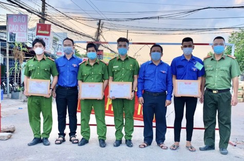 Khen thưởng đột xuất thanh niên có thành tích giữ gìn an ninh trật tự tại khu vực phong tỏa