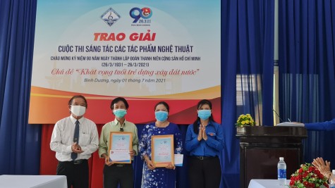 Trao giải cuộc thi “Khát vọng tuổi trẻ dựng xây đất nước”