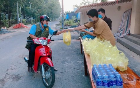 Tiếp nhận và trao hỗ trợ cho người khó khăn do dịch bệnh