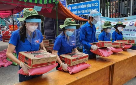 Áo xanh tình nguyện xung phong trên tuyến đầu chống dịch