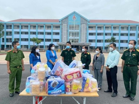 Thăm hỏi, trao hỗ trợ lực lượng làm nhiệm vụ phòng, chống dịch