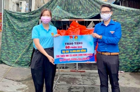 Tỉnh đoàn: Trao tặng 120 phần quà cho thiếu nhi khó khăn