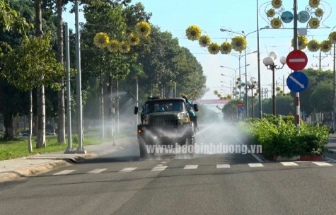 Huyện Dầu Tiếng phun khử khuẩn toàn thị trấn và lấy mẫu xét nghiệm cho hàng ngàn người dân