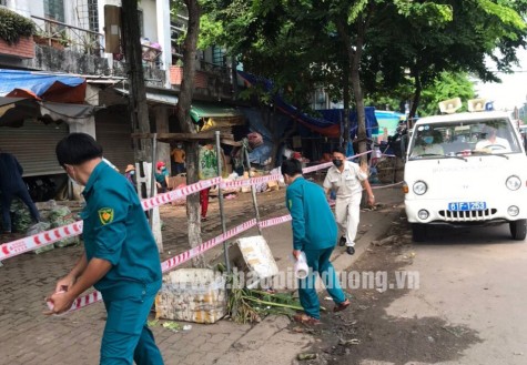 Tiến hành phun khử khuẩn chợ hàng bông Phú Hòa