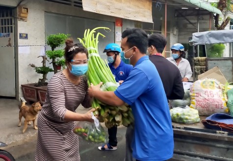 Nhiều phần quà đến tay người dân trên địa bàn TP.Dĩ An