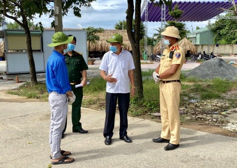 Lãnh đạo TX.Tân Uyên kiểm tra, động viên lực lượng các chốt kiểm soát dịch bệnh