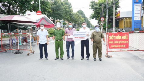 Điện lực Bình Dương trao hỗ trợ chốt kiểm soát phòng, chống dịch