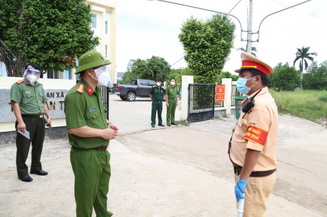 Lãnh đạo Công an tỉnh thăm, tặng quà tại các chốt kiểm soát