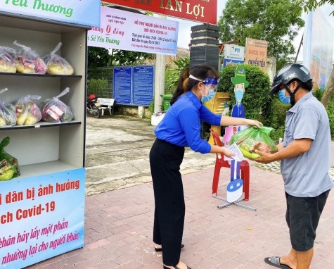 “Gian hàng 0 đồng” san sẻ yêu thương