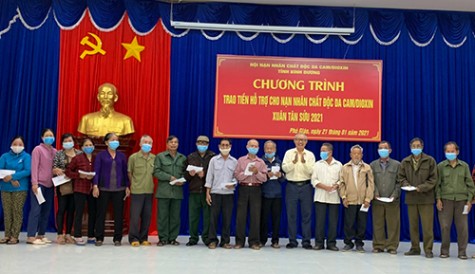 Chăm lo đời sống nạn nhân chất độc da cam trong dịch bệnh