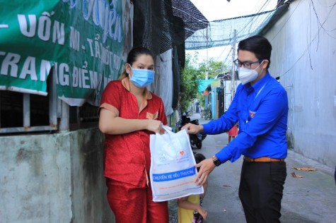 Nhiều phần quà trao tặng thanh thiếu nhi, người dân khó khăn