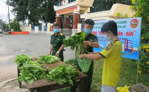 Lực lượng vũ trang giúp dân vượt khó