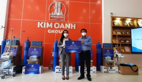 Quỹ từ thiện Kim Oanh: Trao tặng thêm nhiều trang thiết bị y tế phục vụ phòng, chống Covid-19