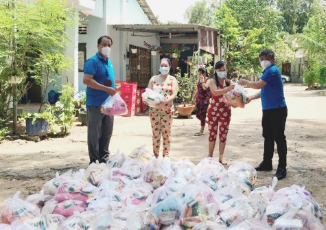 Công đoàn VSIP san sẻ khó khăn với công nhân lao động