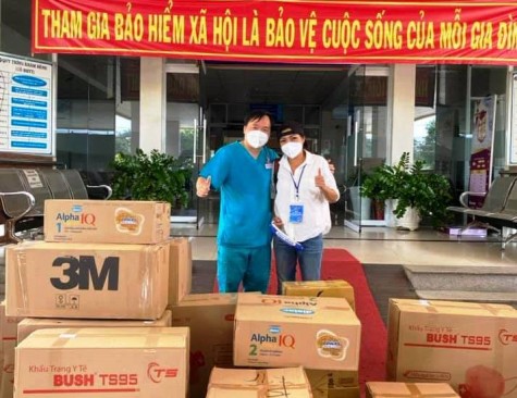 Ca sĩ Phương Thanh tặng quà hỗ trợ phòng, chống dịch cho Bệnh viên Đa khoa tỉnh