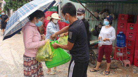 Nhiều phần quà đến với người dân trong vùng phong tỏa, cách ly y tế