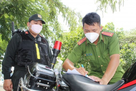 Động viên lực lượng tham gia phòng, chống dịch bệnh: Kịp thời khen thưởng, động viên các cá nhân xuất sắc