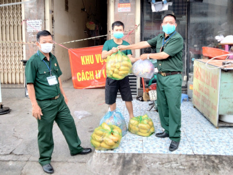 Những “chiến binh già” ngày đêm bám chốt