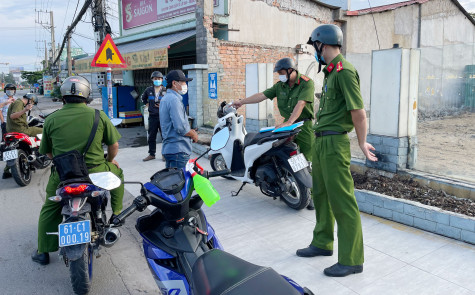 Sau 3 ngày thực hiện “khóa chặt, đông cứng” 4 phường trên địa bàn: Công an TP.Thuận An xử lý nhiều trường hợp vi phạm