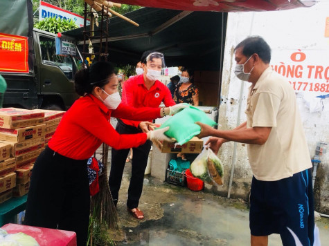 Hỗ trợ quà đột xuất cho người ở trọ và lực lượng phòng chống dịch