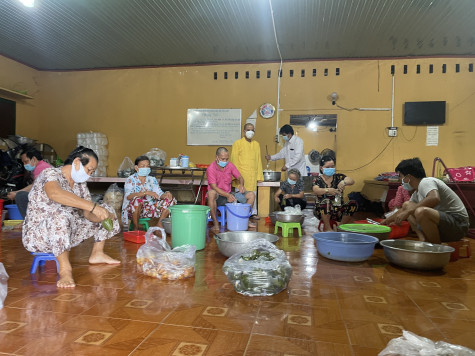 Ấm lòng “bếp ăn yêu thương"