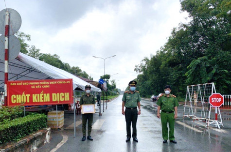 Khen thưởng các cá nhân bắt tội phạm trong mùa dịch