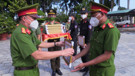 Kịp thời động viên, khen thưởng tuyến đầu chống dịch