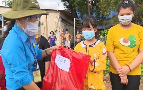 Tặng “Tập sách yêu thương” cho học sinh có hoàn cảnh khó khăn