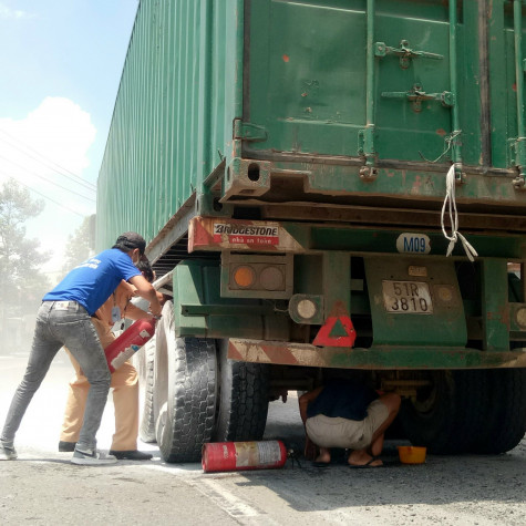 Lực lượng trực chốt kiểm dịch cầu Phú Cường chữa cháy kịp thời xe đầu kéo gặp nạn