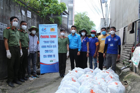 Đoàn Thanh niên Công an tỉnh Bình Dương phối hợp trao hàng ngàn phần quà cho người dân khó khăn