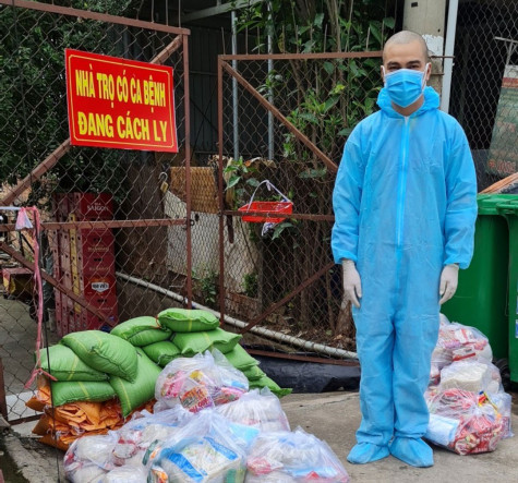 Chùa Long Thắng (TX.Tân Uyên) tặng 500 phần quà cho người dân khó khăn do Covid - 19