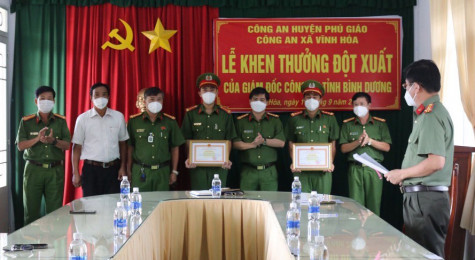 Công an tỉnh khen thưởng đột xuất 3 cá nhân ở huyện Phú Giáo