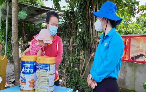 Thăm hỏi, tặng quà lực lượng tuyến đầu chống dịch, người ở trọ