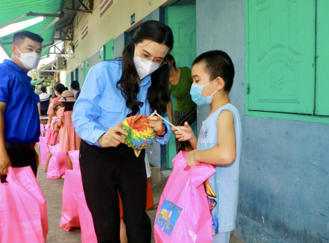 Trao quà Trung thu cho thiếu nhi ở khu cách ly, khu phong tỏa và bệnh viện dã chiến