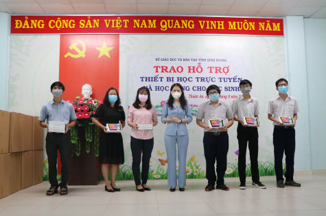 Trao tặng thiết bị học trực tuyến cho học sinh có hoàn cảnh khó khăn