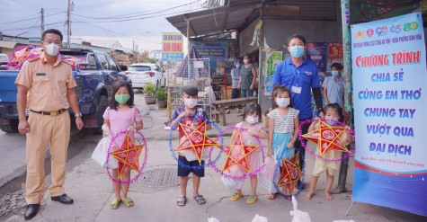 Đoàn Thanh niên Công an tỉnh: Phối hợp tổ chức trao hàng ngàn phần quà trung thu cho trẻ em